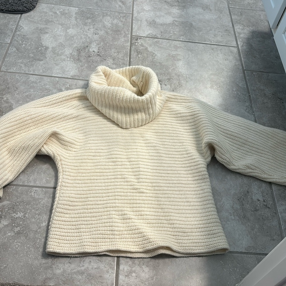 Banana Republic women's wool and cashmere turtle neck sweater size  Large